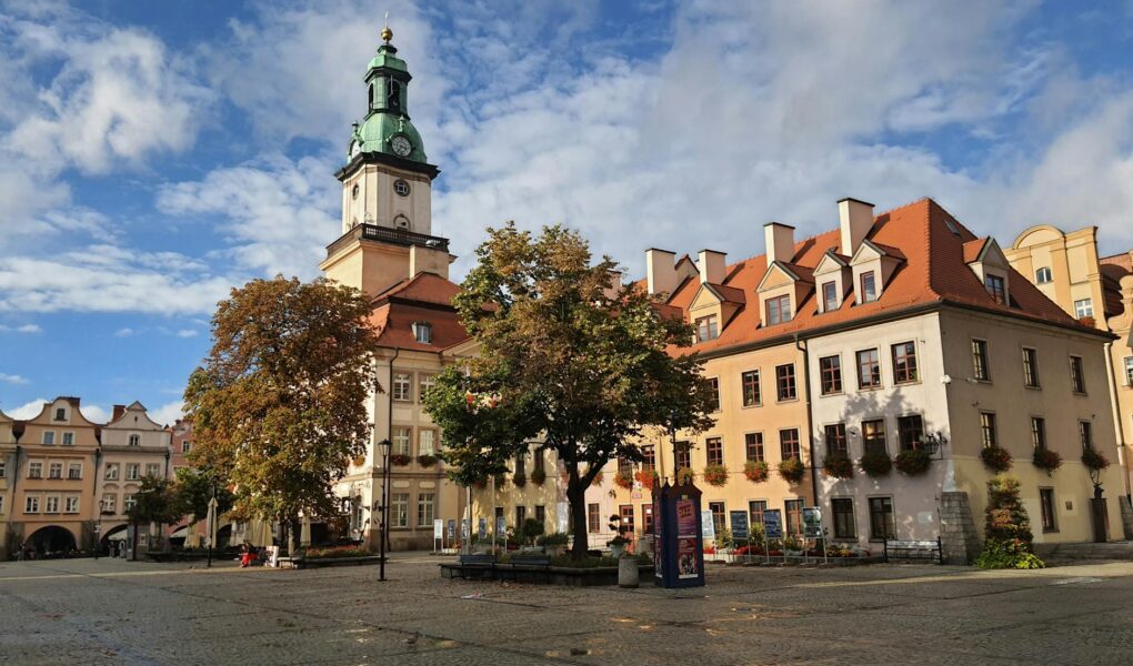 Deptak w Zielonej Górze z pięknym ratuszem na Rynku