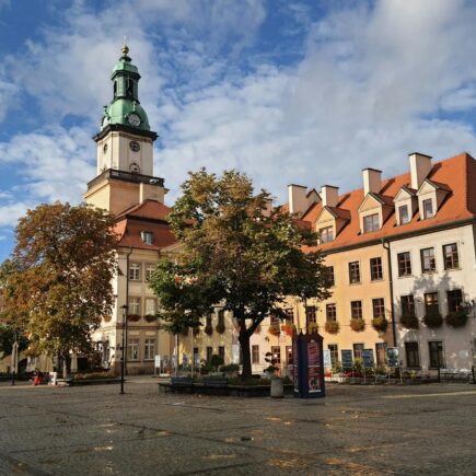 Deptak w Zielonej Górze z pięknym ratuszem na Rynku