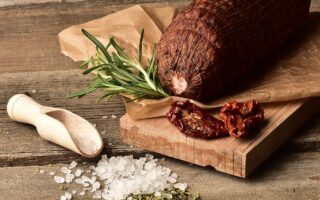 Mieszanki przyprawowe do wędlin – czym są i jak wpływają na smak produktów?