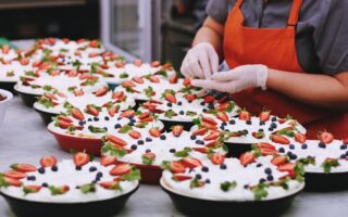 Dlaczego rękawiczki nitrylowe to standard w przemyśle spożywczym i gastronomii?