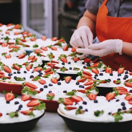Dlaczego rękawiczki nitrylowe to standard w przemyśle spożywczym i gastronomii?