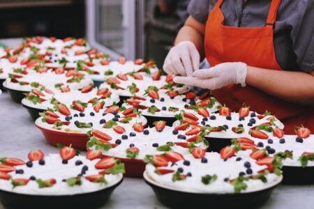 Dlaczego rękawiczki nitrylowe to standard w przemyśle spożywczym i gastronomii?