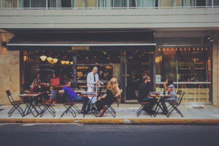 Grupy klientów w restauracji