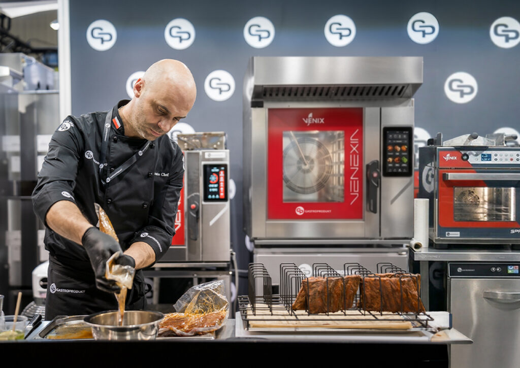 Szef kuchni pracujący na piecach gastronomicznych VENIX